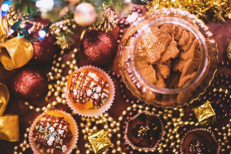 sušenky speculaas ve skleněné dóze a další vánoční dezerty