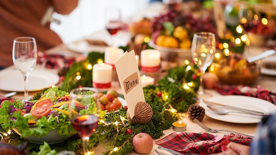 Vánočně vyzdobený stůl pro štědrovečerní jídlo na Kypru