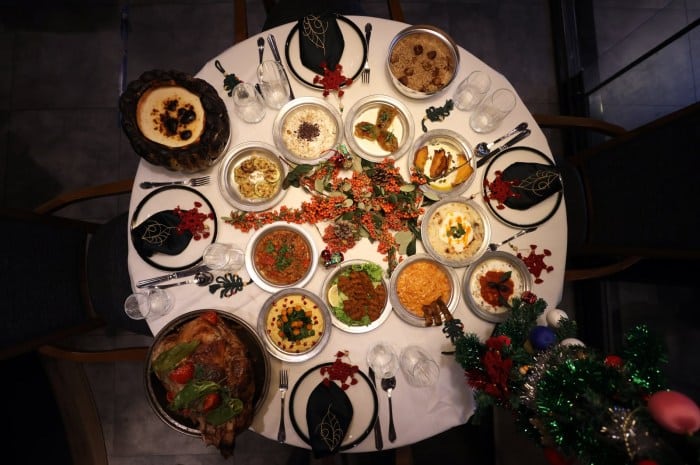 Ukázka turecké sváteční tabule s typickými pokrmy.