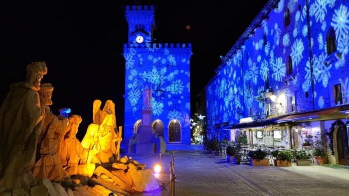 Betlém a vánoční osvícení v San marinu.
