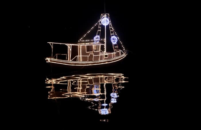 Vánočně osvícená a ozdobená loďka.