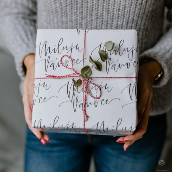Nejkrásnější vánoční balící papír s nápisem Miluju Vánoce
