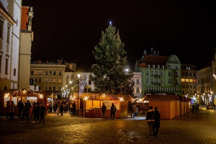 Horní náměstí v Olomouci s vánočním stromem a stánky.