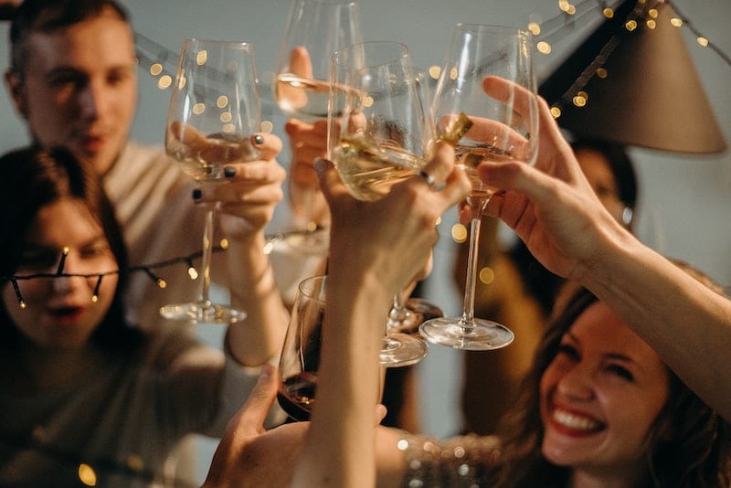 vánoční večírek, mnoho veselých lidí si připíjí šampaňským