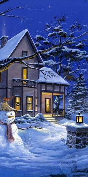 Zasněžený dům s rozsvícenými okny, sněhulákem na zahradě
