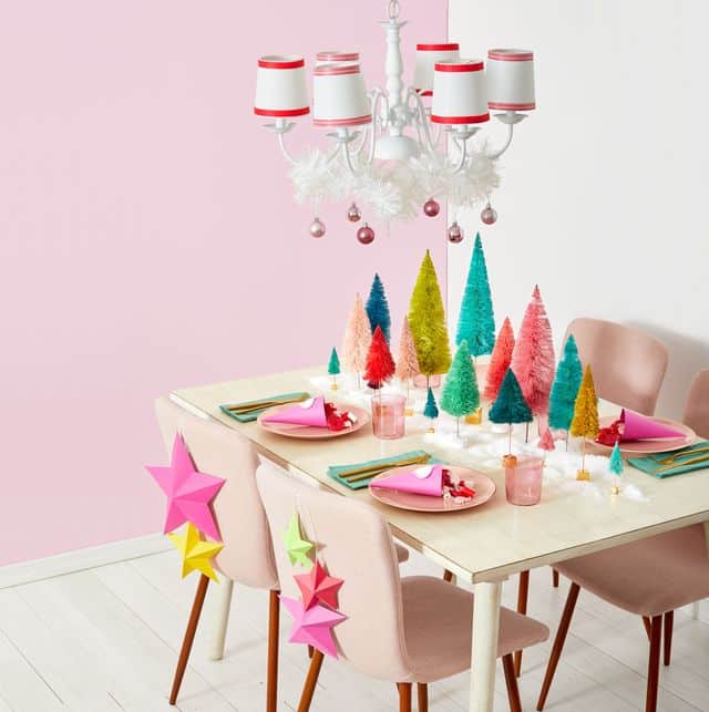 Stůl plný barevných vánočních dekorací a barevného nádobí