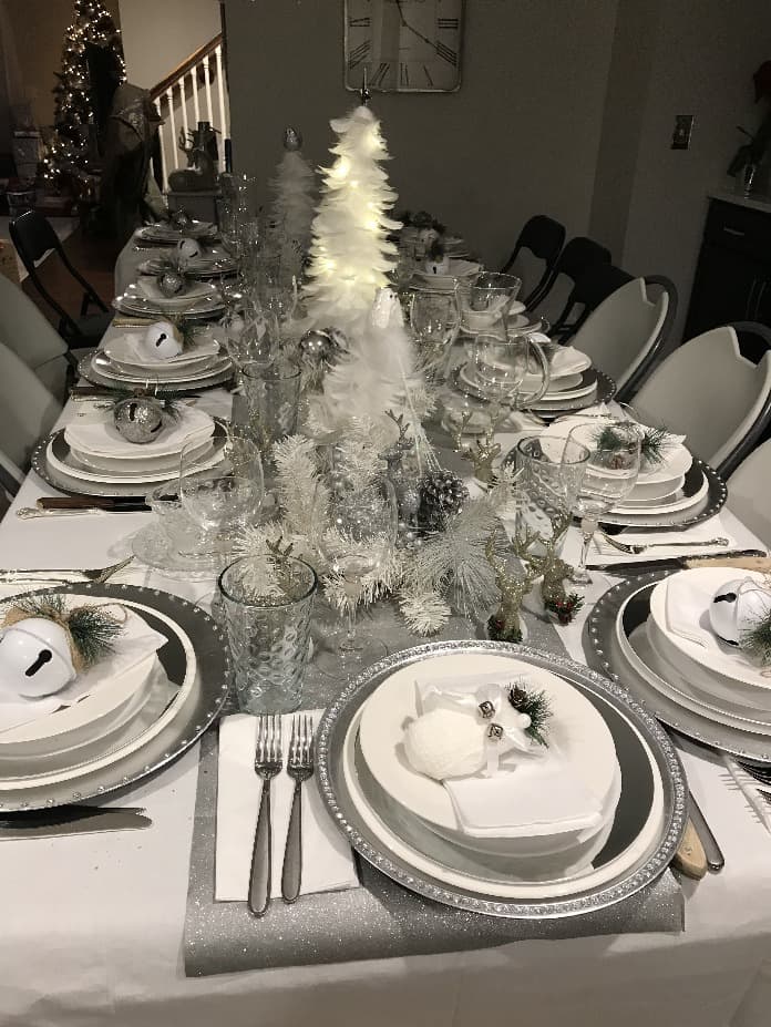 Vánoční prostírání se stříbrnými dekoracemi, stříbrným běhounem a bílým nádobím