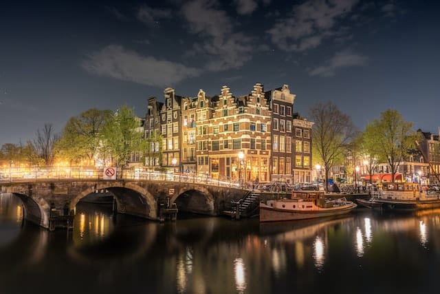 Město Amsterdam ve tmě
