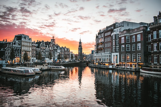Kanál ve městě Amsterdam