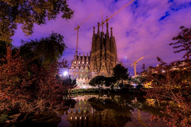 Stavba chrámu Sagrada Familia v Barceloně 