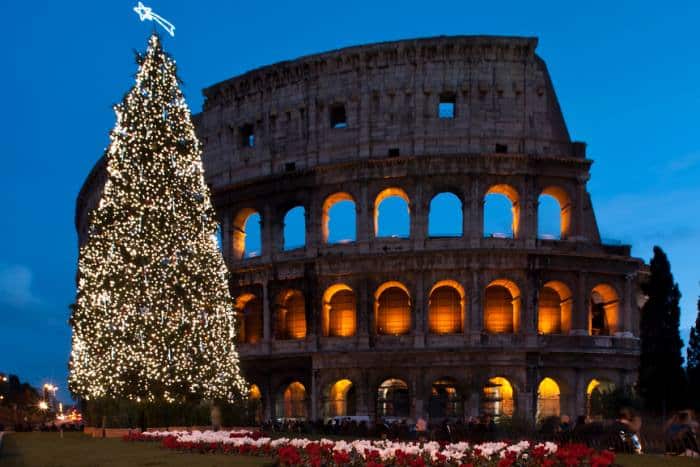 Vánoční strom před Koloseem.