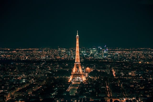Vánoční trhy u Eiffelovy věže v Paříži 