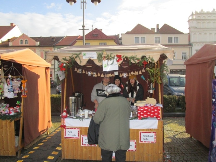 Vánoční trhy na náměstí v Sušici.