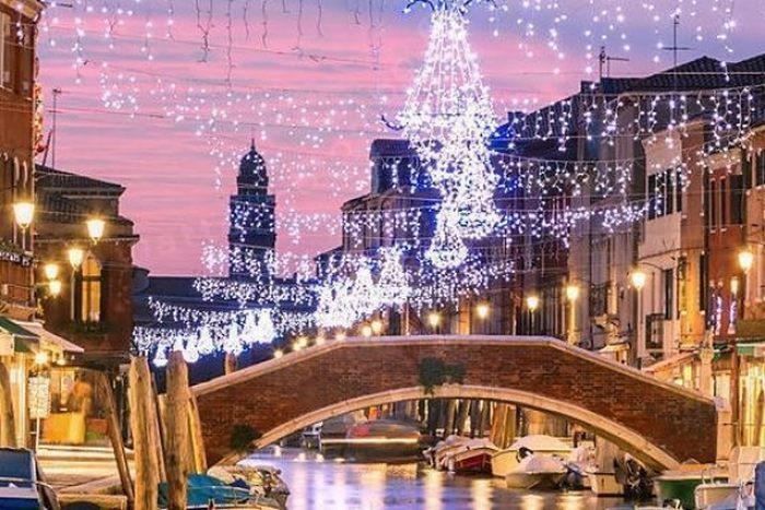 Vánočně vyzdobené kanály v Benátkách.