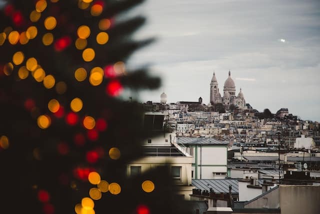 Vánoční strom v Montmartru v Paříži 