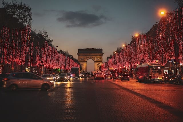 Vánoční osvětlení Champs Elysees v Paříži 