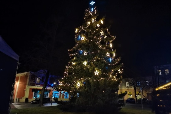 Vánoční strom na náměstí ve Slaném.