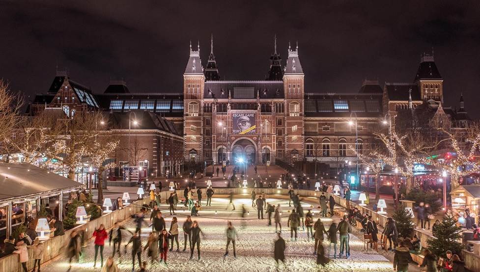 Vánoční trhy v Amsterdamu s kluzištěm plným lidí