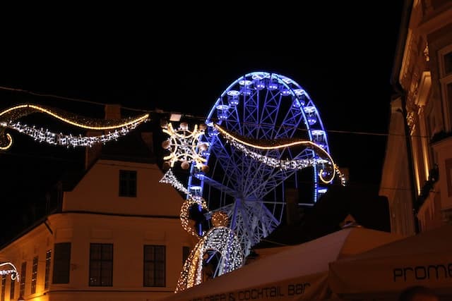 Vánoční výzdoba, ruské kolo a adventní trhy v Gyoru 