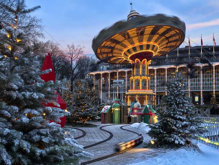 Kolotoč v zábavním parku Tivoli během vánočních trhů v Kodani