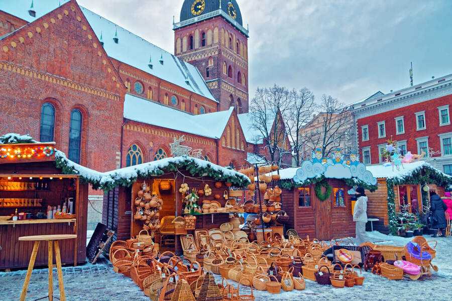 Stánek s košíky a předměty na vánočních trzích v Rize