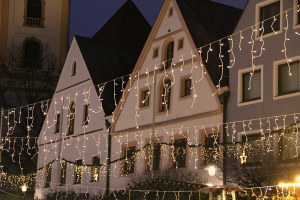 Vánoční výzdoba a historické domy ve Weidenu 
