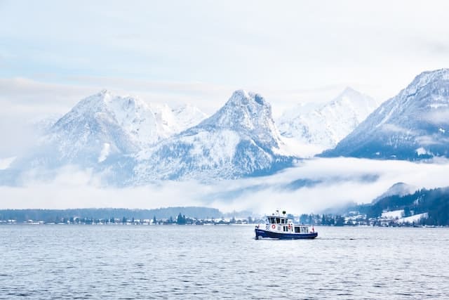 Jezero Wolfgangsee a Alpy v zimě 