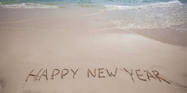 Pláž s anglickým nápisem Šťastný nový rok. 