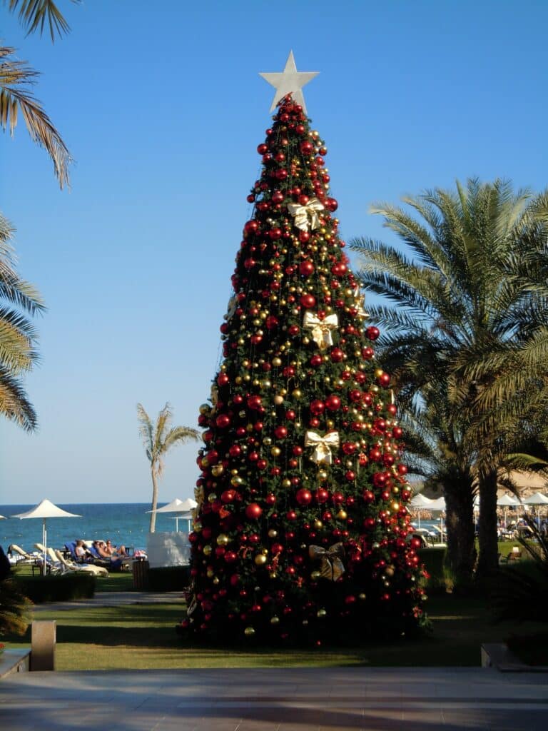 Vyzdobený vánoční strom na pláži v Ománu.