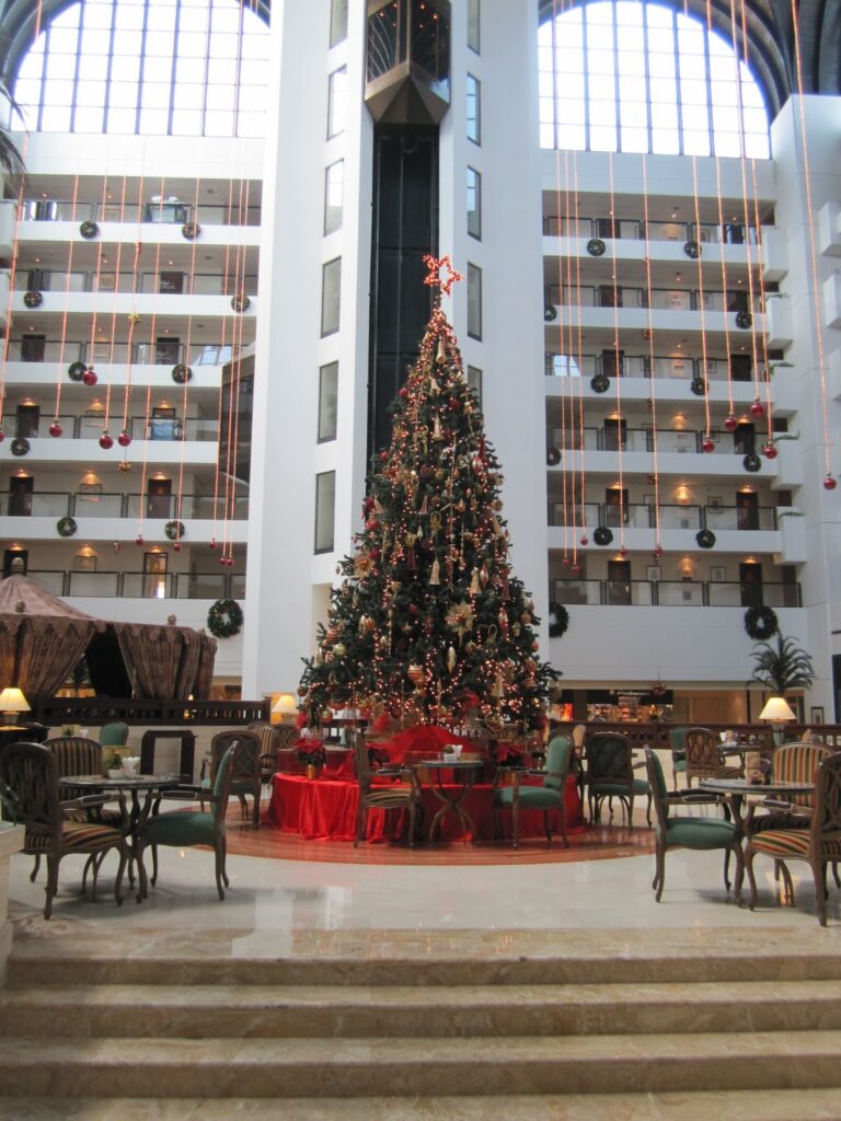 Vyzdobené vánoční centrum se stromem.
