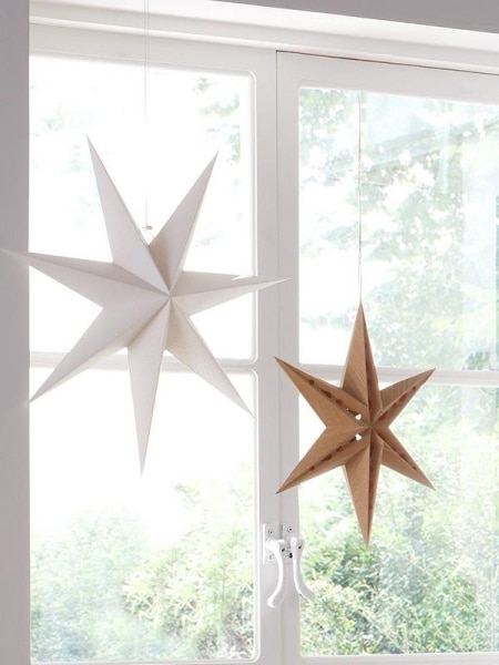 Papierová vianočná hviezda za oknom.