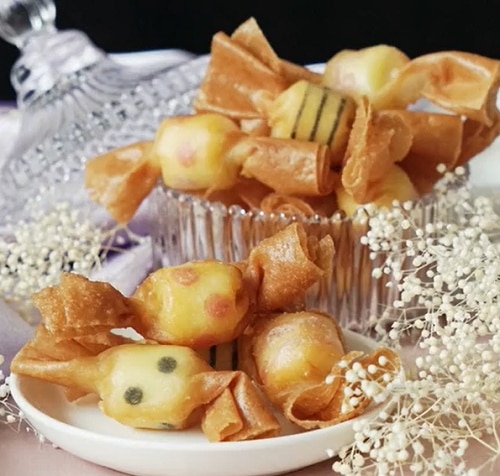 slané sýrové cukroví ve tvaru zabalených bonbonů 
