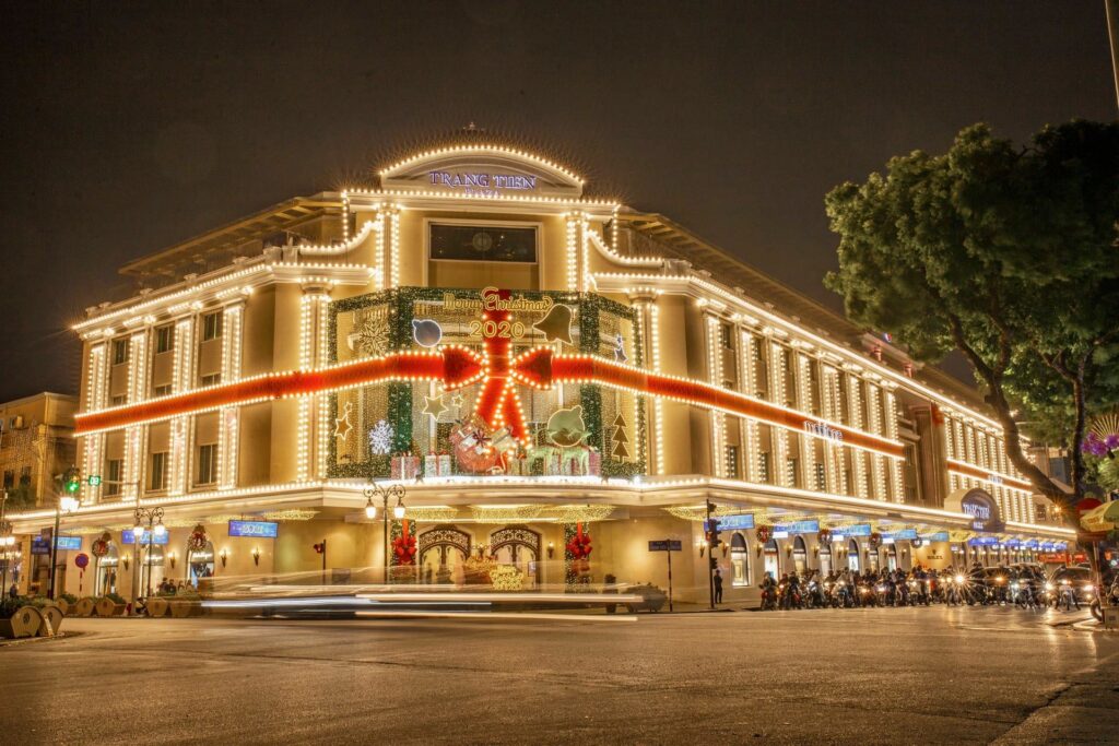 Vánočně vyzdobený zevnějšek nejoblíbenějšího nákupního centra.