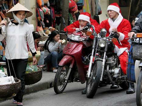 Dva Santa Clausové na motorce.