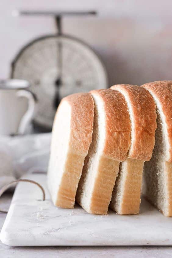 Nadýchaný domácí chlebík přímo z pekárny.