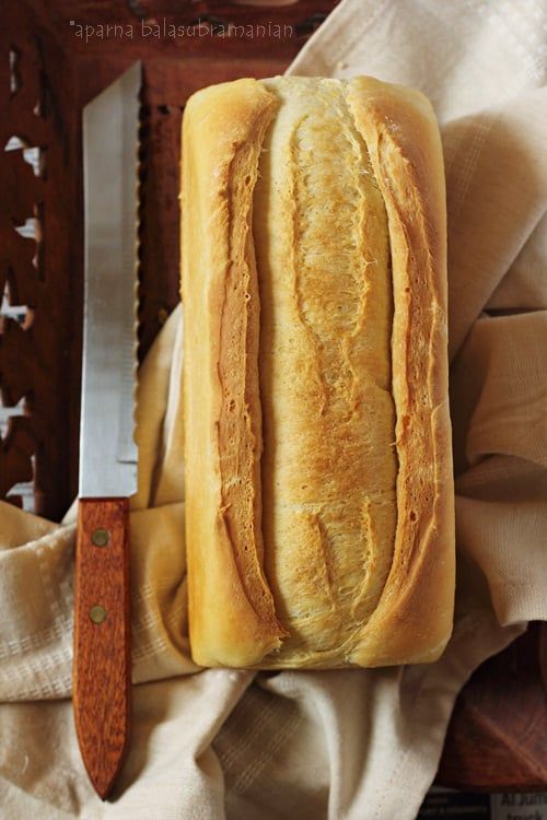 Vypečený chléb s kůrkou.