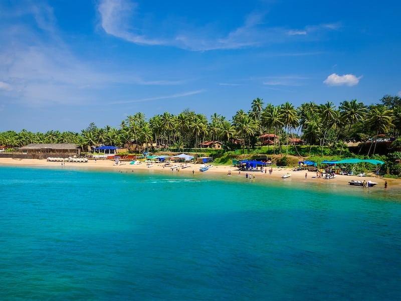 Indické pláže Goa jsou opomíjený exotický ráj, nádherná smaragdová laguna, barevné stánky na pobřeží.