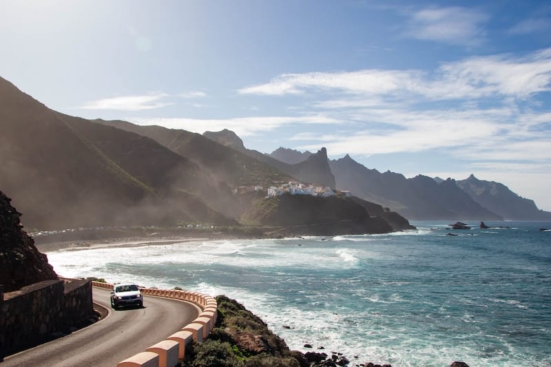 Rozbouřené moře na Tenerife, včetně úzkých cest vedoucích při pobřeží.