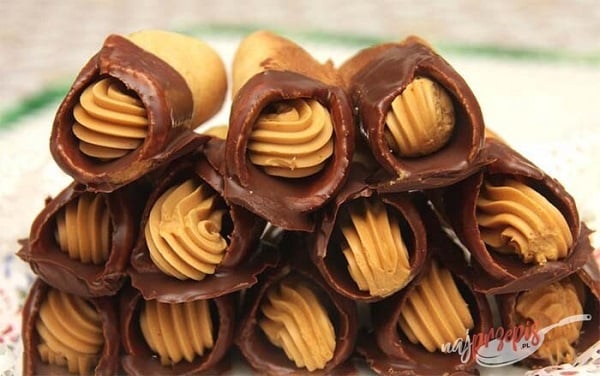 Trubičky s medem a karamelovým krémem máčené v čokoládě