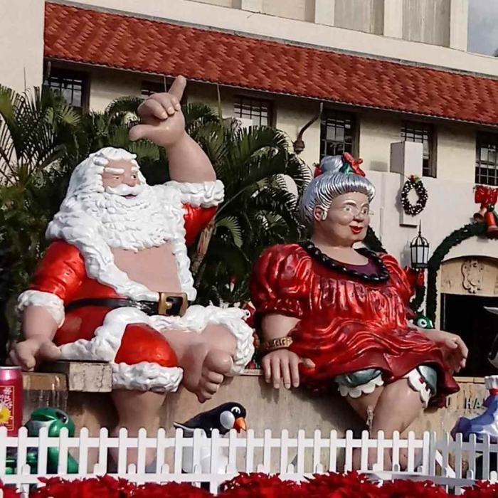Mávající Santa Claus v Honolulu.