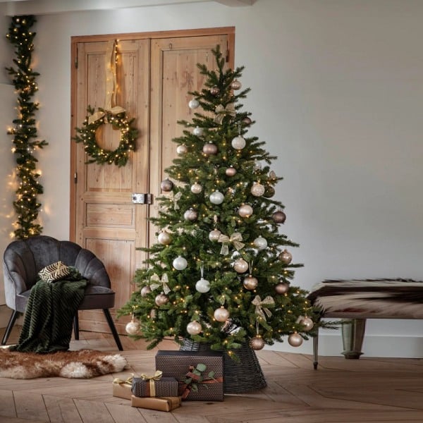 Vánočně ozdobená borovice ve stojanu