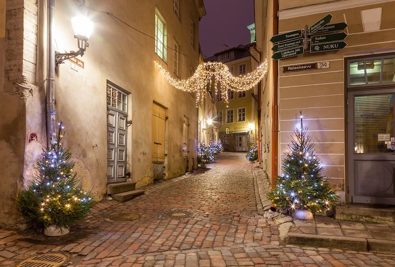 Krásně zdobená ulice vánočními světýlky, opuštěná, bez lidí.