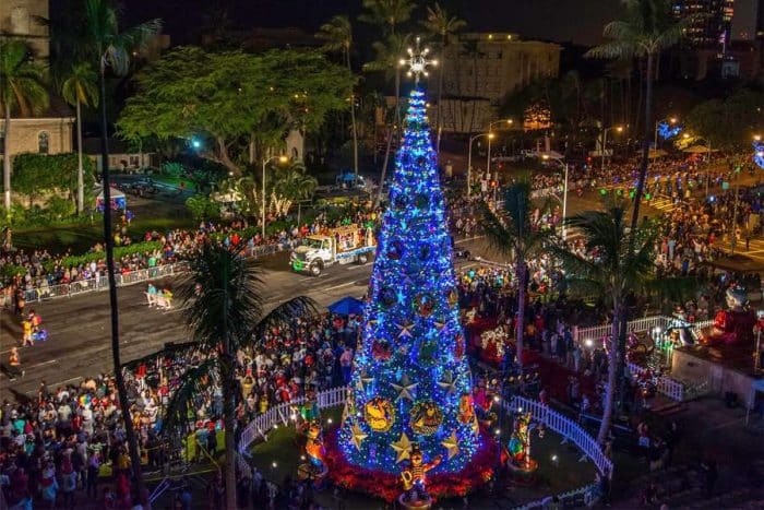 Vánoční strom a průvod v Honolulu.