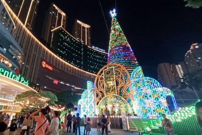 Vánoční výzdoba a osvětlení v Jakartě.