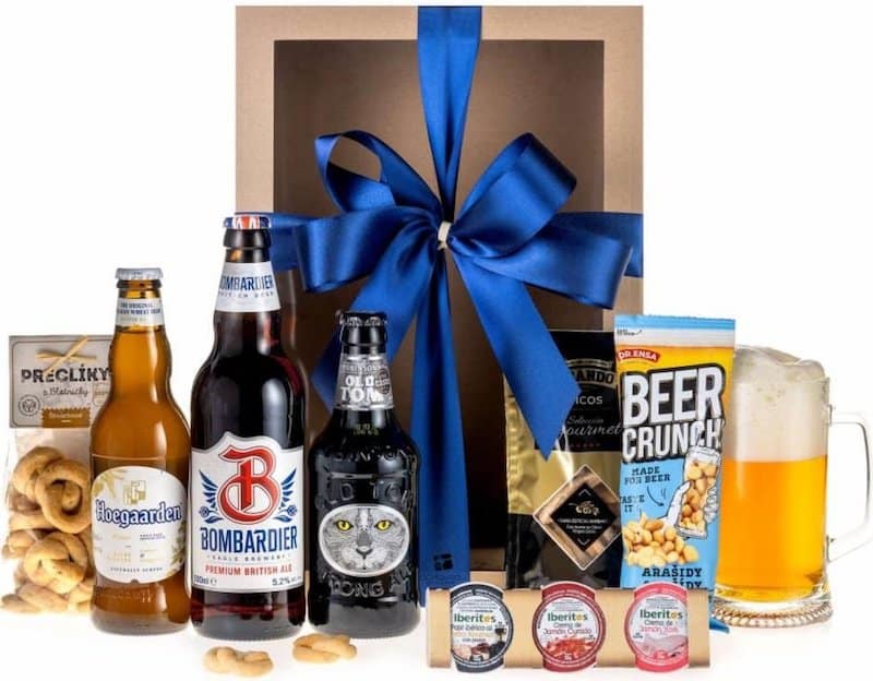 Dárkový balíček obsahující piva a pochoutky.