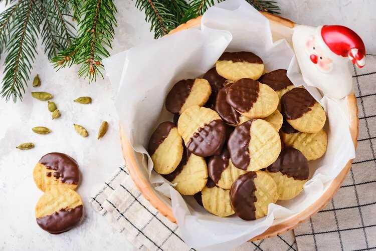 Vánoční sušenky namočené v čokoládově polevě v ošatce.