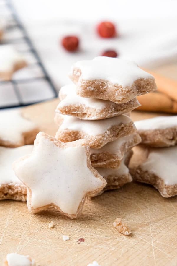 Vánoční cukroví z mletých mandlí a skořice ve tvaru hvězdiček.