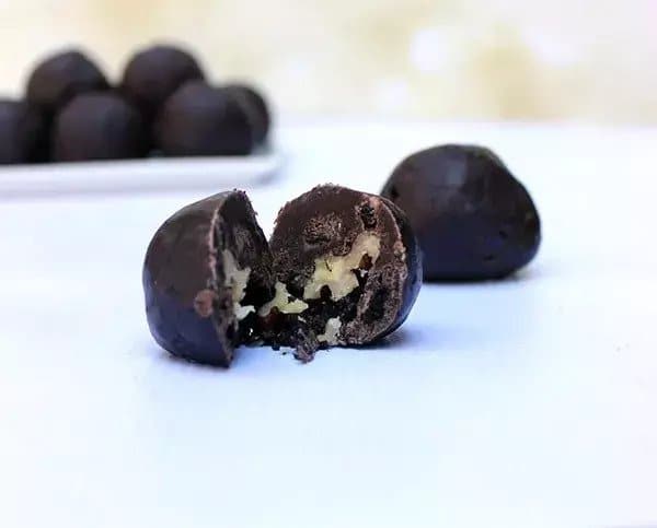 Kuličky z čokolády, kondenzovaného mléka a čokoládových oplatek plněné vlašskými ořechy.
