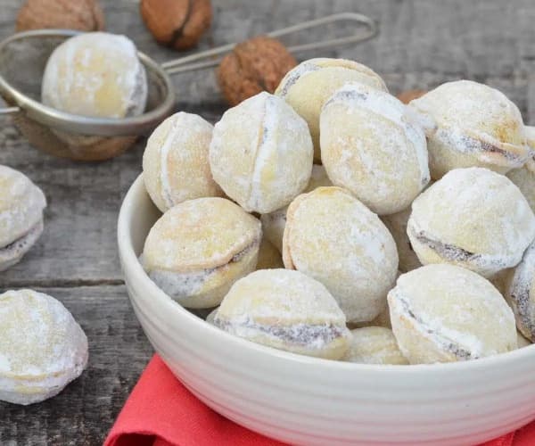 Ořechy s chutí vanilky a pomerančů plněné oříškovým mascarpone krémem v misce.