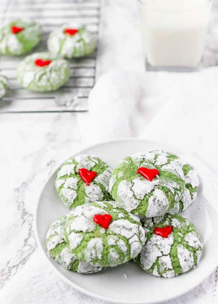 Zelené sušenky ozdobené srdíčkem na talířku.